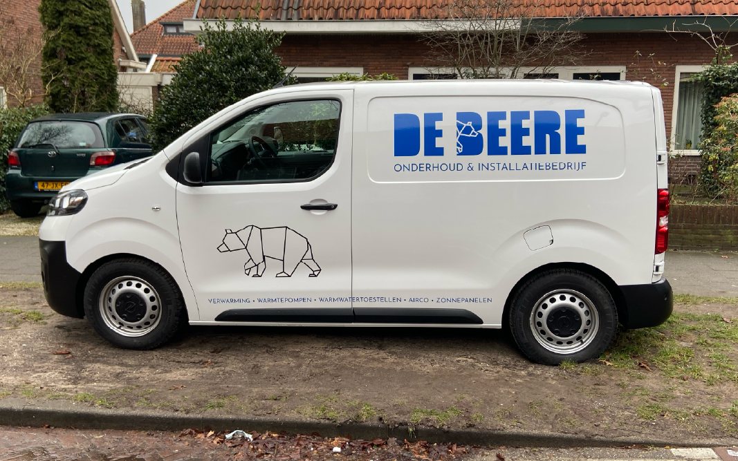 Witte bedrijfsbus met belettering van De Beere Onderhoud & Installatie