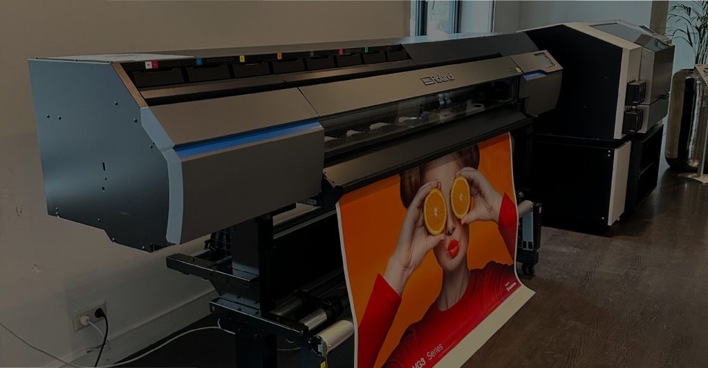 Grootformaat printer van Signtoday Reclame print een poster in de eigen werkplaats