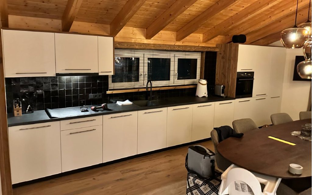 Bestaande witte keuken vóór de kleurtransformatie